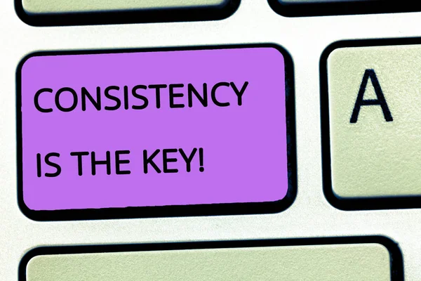 Texto de escritura de palabras La consistencia es la clave. Concepto de negocio para la dedicación completa a una tarea un proceso de formación de hábitos — Foto de Stock