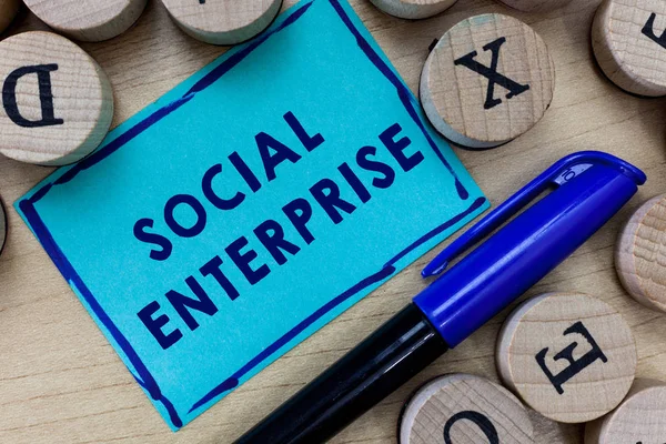 Konzeptionelle Handschrift, die Social Enterprise zeigt. Business-Fototext Unternehmen, die sozialverträglich Geld verdienen — Stockfoto