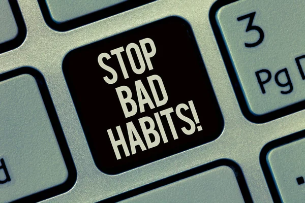 Escribiendo una nota que muestra Stop Bad Habits. Foto de negocios mostrando pidiendo a alguien que deje de hacer malas acciones y altitud —  Fotos de Stock