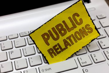 Halkla İlişkileri gösteren mesaj işareti. Bireysel bilgi dağılımını yöneten kavramsal fotoğraf uygulaması