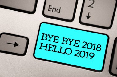 Hoşça kal hoşça kal 2018 yılına Merhaba 2019 gösterilen metin işareti. Kavramsal fotoğraf başlangıç yeni yıl motivasyon mesajı 2018 gümüş gri bilgisayar klavye üzerinde yazılı metin mavi düğme siyah rengi ile olduğunu..