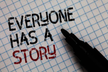 Kavramsal el herkes gösteren yazılı bir hikayesi vardır. Beyaz sayfa siyah ve kırmızı metinler yazılı siyah kalemi kare işaretlenmiş anılar hikaye anlatmanın iş fotoğraf metin arka plan hikaye anlatımı.