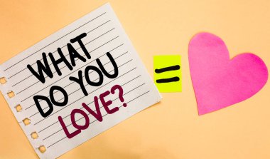 Ne yapmak sen aşk soru gösterilen metin işareti. Kavramsal fotoğraf eğlenceli şeyler tutku bir şey için ilham enine beyaz kağıt kelimeler eşit sevgi kalp şeftali rengi temel.