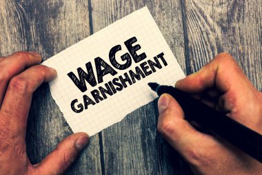 Maaş Garnishment 'ı gösteren kavramsal el yazısı. İş fotoğraflarında mahkemenin verdiği tazminattan kesilen para görülüyor.