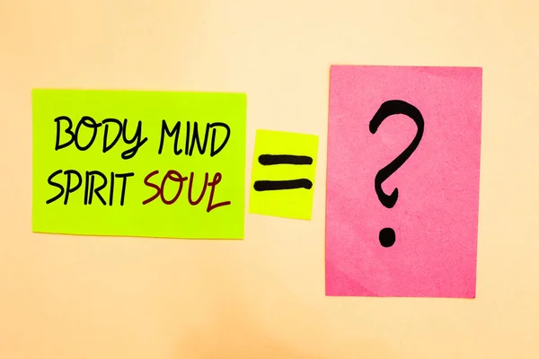 Σύνταξη σημείωσης δείχνει Body Mind Soul πνεύμα. Επαγγελματίες φωτογραφία επιδεικνύοντας την προσωπική συνείδηση θεραπεία ισορροπία κατάσταση του νου γράφει στο πράσινο κολλώδη σημείωση στο κίτρινο και το ερωτηματικό σε ροζ χαρτί. — Φωτογραφία Αρχείου