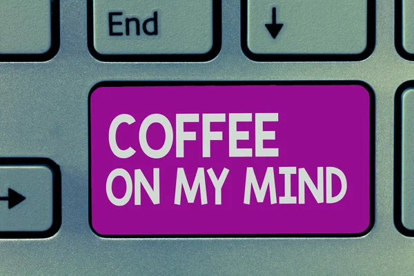Manuscrito texto escrevendo café na minha mente. Conceito significado Vício em Café Starbucks Pensando em breaktime — Fotografia de Stock