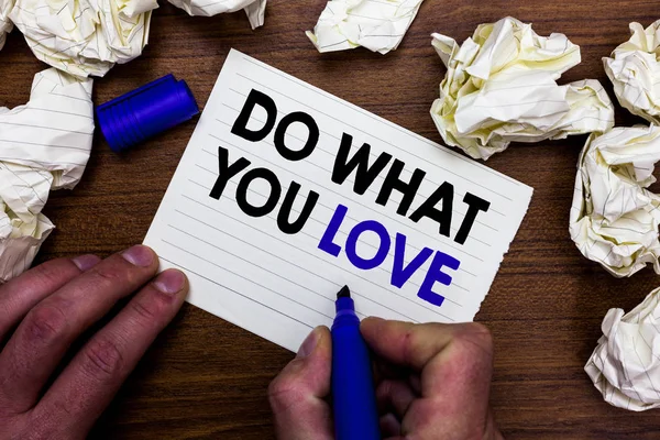 Escribiendo una nota mostrando Do What You Love. Exhibición de fotos de negocios Hacer cosas agradables hacer actividades con motivación Marcador de mano escribir palabras papel lob scatter alrededor de escritorio leñoso . — Foto de Stock