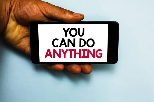 Manuscrito texto Você pode fazer qualquer coisa. Conceito significado Motivação para fazer algo Acredite em si mesmo Mão humana segurar telefone celular com algumas letras de cor preta e vermelha . — Fotografia de Stock