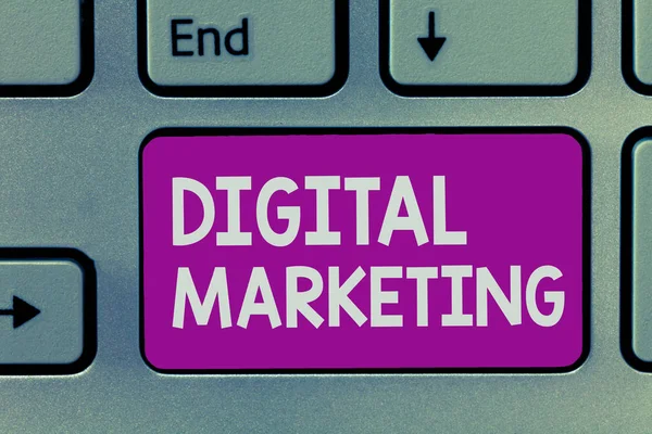 Почерк написания текста Digital Marketing. Концепция, означающая продвижение продукции или брендов через электронные СМИ — стоковое фото