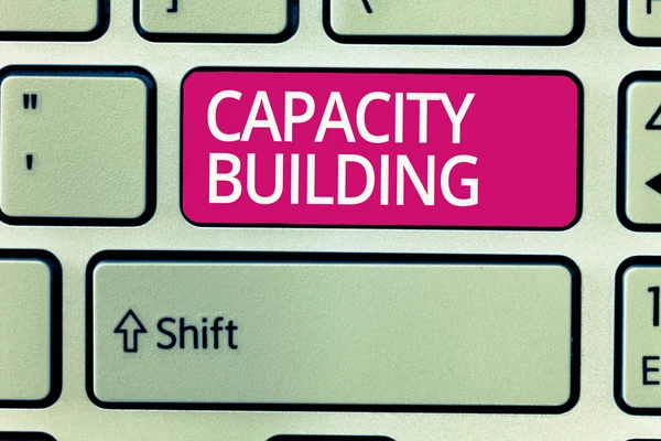 Schrijfbriefje met Capaciteitsopbouw. Bedrijfsfoto showcasing Versterken van de capaciteiten van individuen Workforce planning — Stockfoto