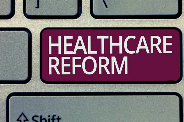 Psaní textu Zdravotní reforma. Koncepce znamená inovace a zlepšení kvality programu péče — Stock fotografie