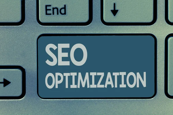 Текст для записи слов Seo Optimization. Бизнес-концепция процесса воздействия на видимость веб-сайта или страницы в Интернете — стоковое фото