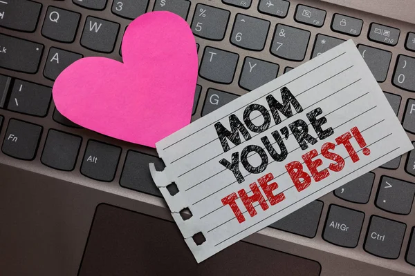 Woord intoetsen van tekst Mom zijn u re de beste. Businessconcept voor waardering voor uw moeder liefde gevoelens compliment gewone toetsenbord van de computer met de gele knop zwarte en rode tekst. — Stockfoto