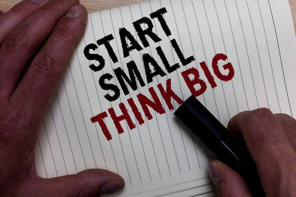 Word Start Small Think Big tekst schrijven. Businessconcept voor initi├½er met paar dingen hebben iets groots in de gedachten Mans hand greep zwarte marker met enkele zwarte en rode teksten op een witte pagina. — Stockfoto