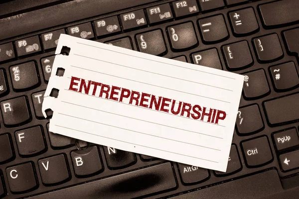Ordskrivning text Entreprenörskap. Affärsidé för process för att utforma och driva ett nytt företag — Stockfoto