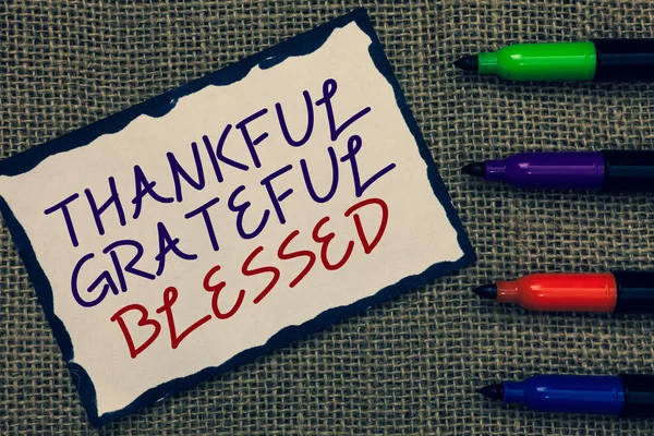 Text tecken visar tacksam tacksam välsignade. Konceptuella foto uppskattning tacksamhet gott humör attityd blå gränsar sidan dras några texter som färg penna jute bakgrund. — Stockfoto