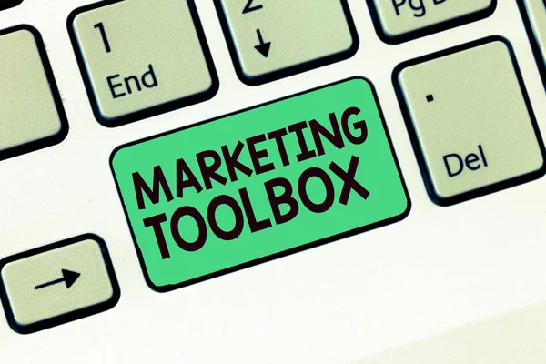 Nota de escrita mostrando Marketing Toolbox. Foto de negócios que mostra meios na promoção de um produto ou serviços Automação — Fotografia de Stock