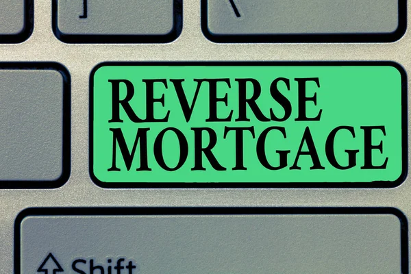 Handschriftliche Textschreiben Reverse Mortgage. Konzept bedeutet Kredit für Senioren ab 60 Jahren, der zurückgezahlt werden muss — Stockfoto