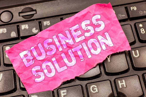 Pisanie notatki przedstawiającej Business Solution. Business photo showcasing Usługi obejmujące planowanie strategiczne i ewaluację — Zdjęcie stockowe