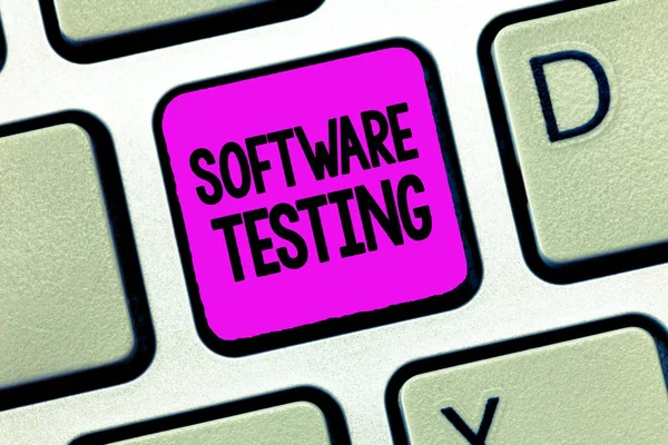 소프트웨어 테스트를 보여 주는 필기 노트. 사업 사진을 보여 주는 조사는 그것 의질에 관한 정보를 제공 한다 — 스톡 사진