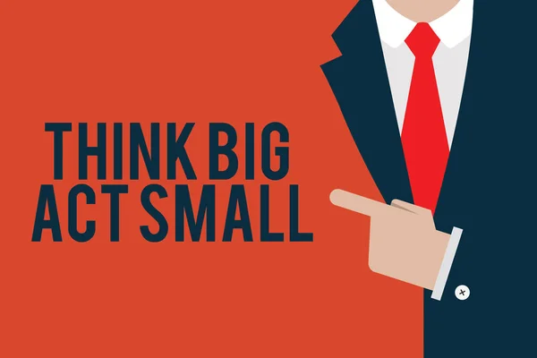 Texto de escritura de palabras Think Big Act Small. Concepto de negocio para grandes metas ambiciosas Tome pequeños pasos uno a la vez — Foto de Stock