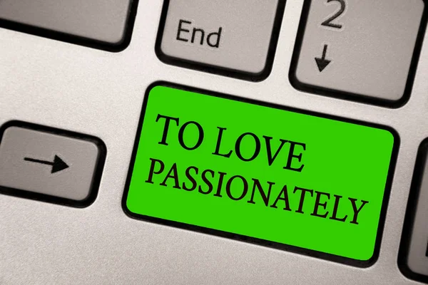 Escribiendo una nota mostrando a To Love Passionately. Foto de negocios mostrando fuerte sentimiento para alguien o algo más Afecto Silver gris teclado de la computadora botón verde con letras negras . — Foto de Stock