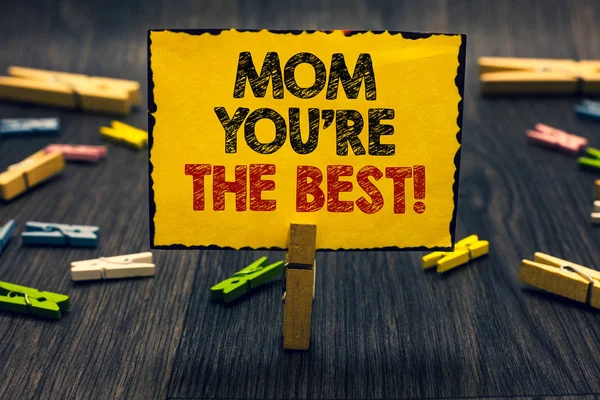 Parola di scrittura del testo Mamma Sei il migliore. Business concept for Appreciation for your mother love feelings complimento Scrivania in legno Blacky posato graffetta casualmente una mano bordo giallo con testo . — Foto Stock