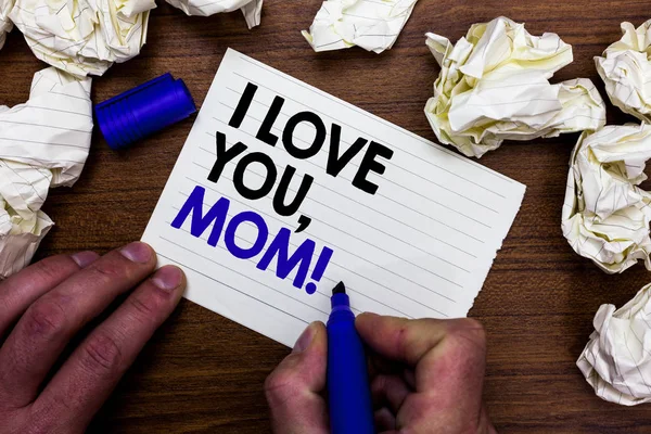 私は愛あなたのお母さんを示すメモを書きます。事業写真展示愛するメッセージ感情愛情暖かい宣言手持ち株マーカーの書き込みに木質デスク周りの言葉ペーパー lob 散布. — ストック写真
