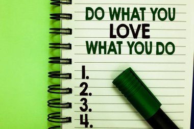 El yazısı metin ne aşk ne sen yapıyorsun. Kendinizi motive şeyler tutku yazılı harf ve sayı yapmak not etmek üstünde anlam kavramı yeşil işareti yeşil uzanarak.