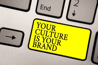 Metin yazma Your kültür olduğunu Your marka kelime. İş kavramı bilgi deneyimleri için bir tanıtım kartı parlak sarı renk düğme siyah renk metinleri ile gri simli klavye vardır.