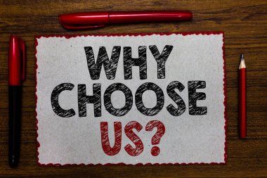 Neden seçin biz soru gösterilen metin işareti. Kavramsal fotoğraf markamız diğerleri üzerinde bazı metinler ahşap Resepsiyon kalem kalem kırmızı kenarlıklı beyaz sayfa merkezli bağımsız değişkenleri seçmek için nedenleri.