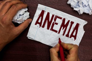 Anemi gösterilen metin işareti. Orada kırmızı hücreleri hemoglobin kan birkaç işaret defter buruşuk sayfanın belgeleri tutan adam eksikliği hatalar çalıştığı kavramsal fotoğraf koşulu.