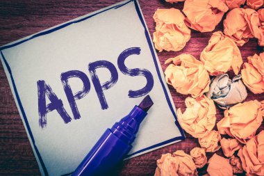 Apps gösterilen Not yazma. Özellikle bir mobil cihaz için bir kullanıcı tarafından yüklenen bir uygulama vitrine iş fotoğraf