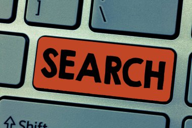 Arama 'yı gösteren not yazılıyor. İş fotoğrafçılığı bir şey bulmak için dikkatli bir şekilde araştırın.