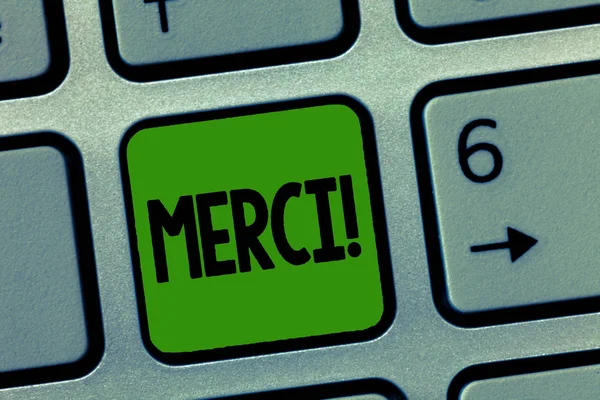 手書きテキスト Merci です。概念の意味を誰かに感謝しているフランス語でありがとうと定義 — ストック写真