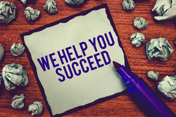 Escrevendo uma nota mostrando We Help You Succeed. Foto de negócios mostrando Ajudado Apoiado Financiado alguém para alcançar seus sonhos — Fotografia de Stock