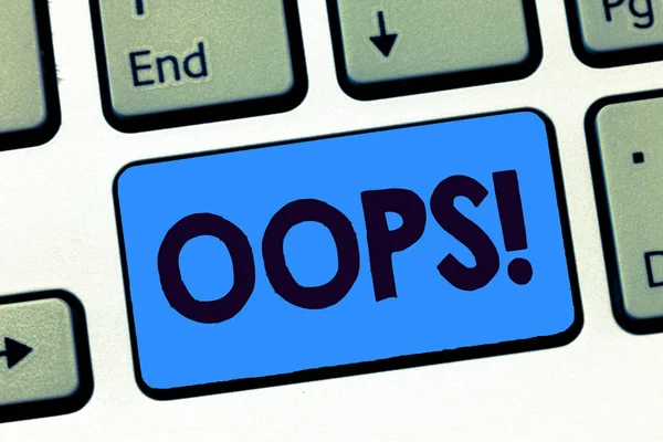 Texto de escritura de palabras Oops. Concepto de negocio para usar para mostrar reconocimiento de error o accidente menor Disculpas — Foto de Stock