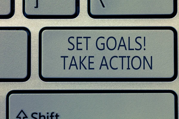 Написание заметки, показывающей Set Goals Take Action. Закон о демонстрации деловой фотографии на конкретных и четко сформулированных планах — стоковое фото