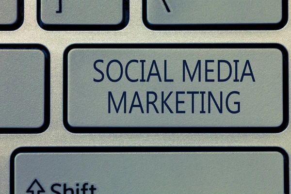 Schreiben Notiz zeigt Social Media Marketing. Business-Foto, das die Nutzung von Website und Netzwerk zur Förderung der Produktdienstleistung zeigt — Stockfoto
