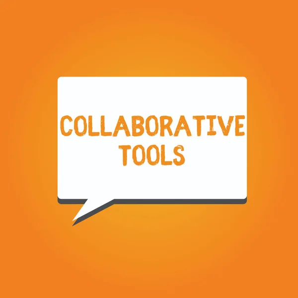 문자를 작성하는 단어 Collaborative Tools. 온라인 Email 을 연결하는 개인 소셜 네트워크에 대한 비즈니스 컨셉 — 스톡 사진