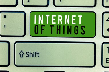 Internet Of Things gösterilen Not yazma. Bağlantı net almak veri göndermek için cihazların vitrine iş fotoğraf