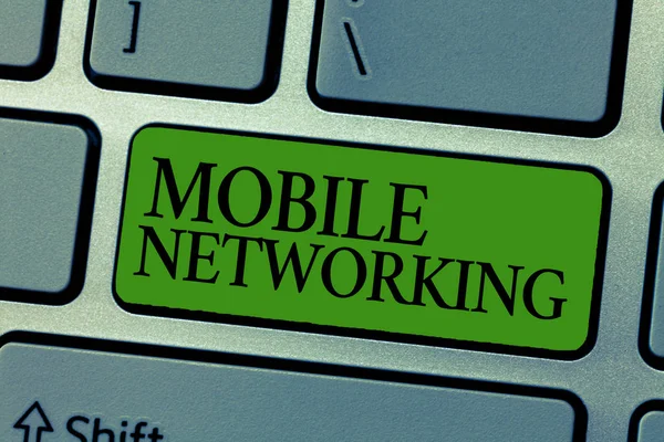 Κείμενο γραφής λέξεων Mobile Networking. Επιχειρηματική ιδέα για δίκτυο επικοινωνίας όπου η τελευταία σύνδεση είναι ασύρματη — Φωτογραφία Αρχείου