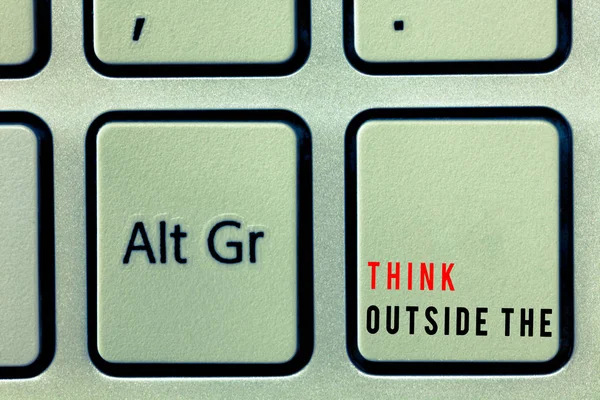 Texto de escritura de palabras Think Outside The. Concepto de negocio para el pensamiento creativo Mirando desde una perspectiva diferente — Foto de Stock