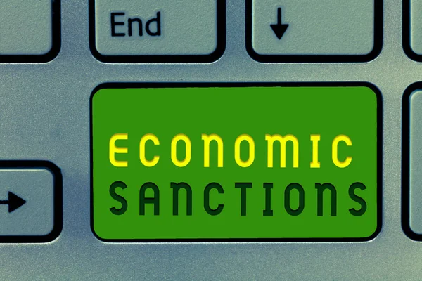 Texto de redacción de palabras Sanciones económicas. Concepto empresarial para castigar a otro país Guerra comercial —  Fotos de Stock