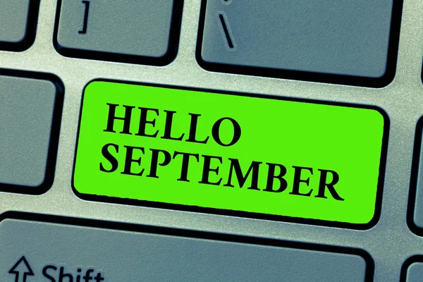 Escritura a mano conceptual que muestra Hello September. Texto de la foto de negocios Deseando ansiosamente una cálida bienvenida al mes de septiembre —  Fotos de Stock