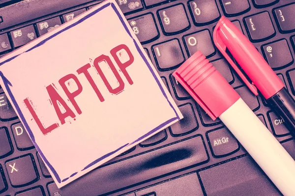 Γράφοντας κείμενο λέξη Laptop. Επιχειρηματική ιδέα για τον υπολογιστή που είναι φορητός και κατάλληλο για χρήση κατά τη διάρκεια ταξιδιού — Φωτογραφία Αρχείου