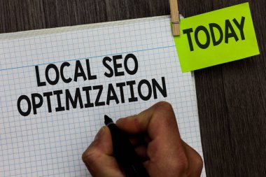 Word metin yerel Seo optimizasyon yazma. Artış iş kavramı üst rütbesine arama görünürlüğü listesi işaret defter clothespin tutun hatırlatma ahşap arka plan tutan adam.