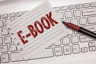 E kitap gösterilen metin işareti. Kavramsal fotoğraf elektronik yorum-in bilgisayar veya tablet okuyabilirsiniz basılı kitap