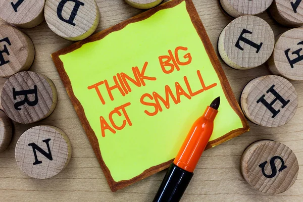 Texto escrito por palavras Think Big Act Small. Conceito de negócio para grandes metas ambiciosas Dê pequenos passos um de cada vez — Fotografia de Stock