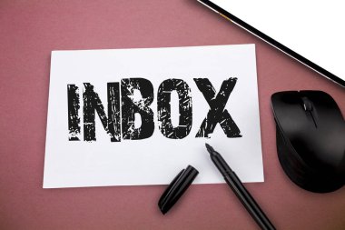 Gelen kutusu gösterilen Not yazma. Elektronik klasör, birey tarafından alınan e-postaları tutulduğu vitrine iş fotoğraf